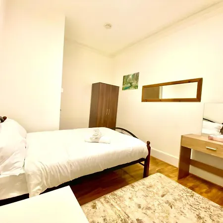 Beautiful Two Bedroom Flat With Free Car Park In Central London